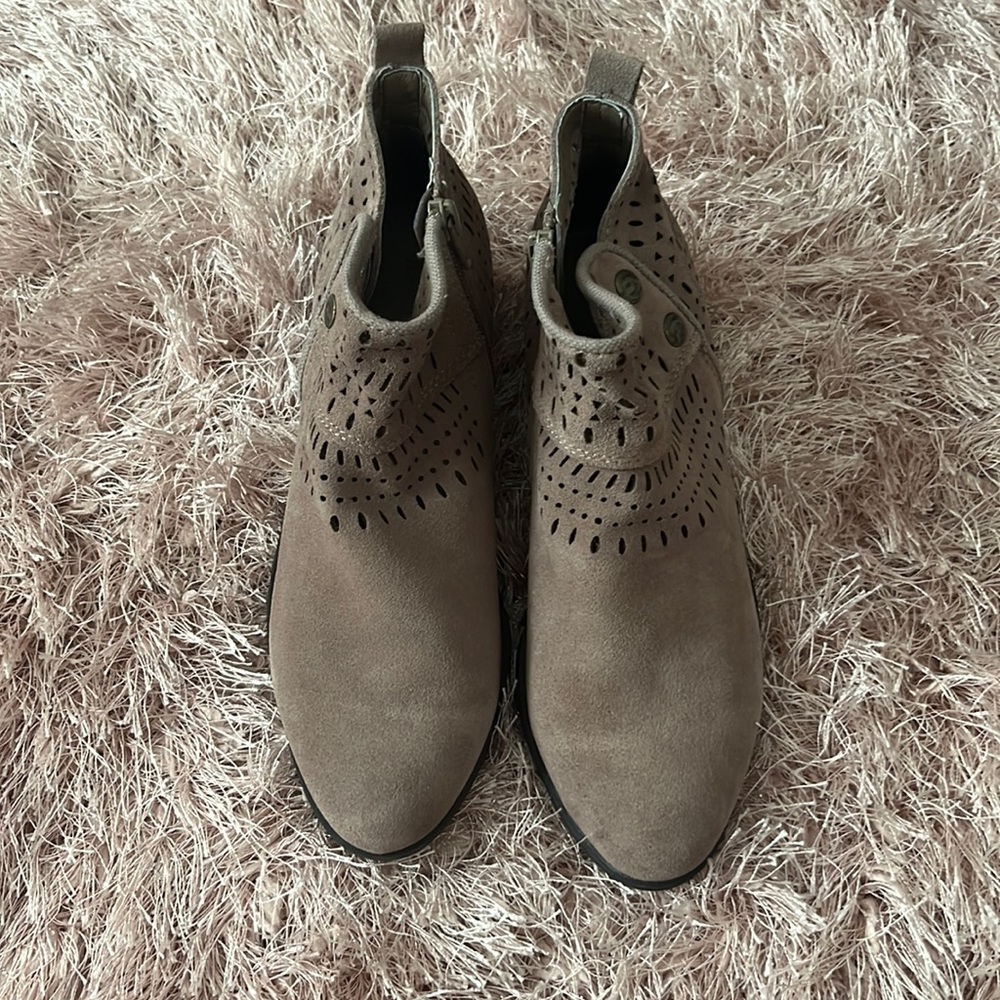 Baretraps size 8, worn once or twice, tan boots
